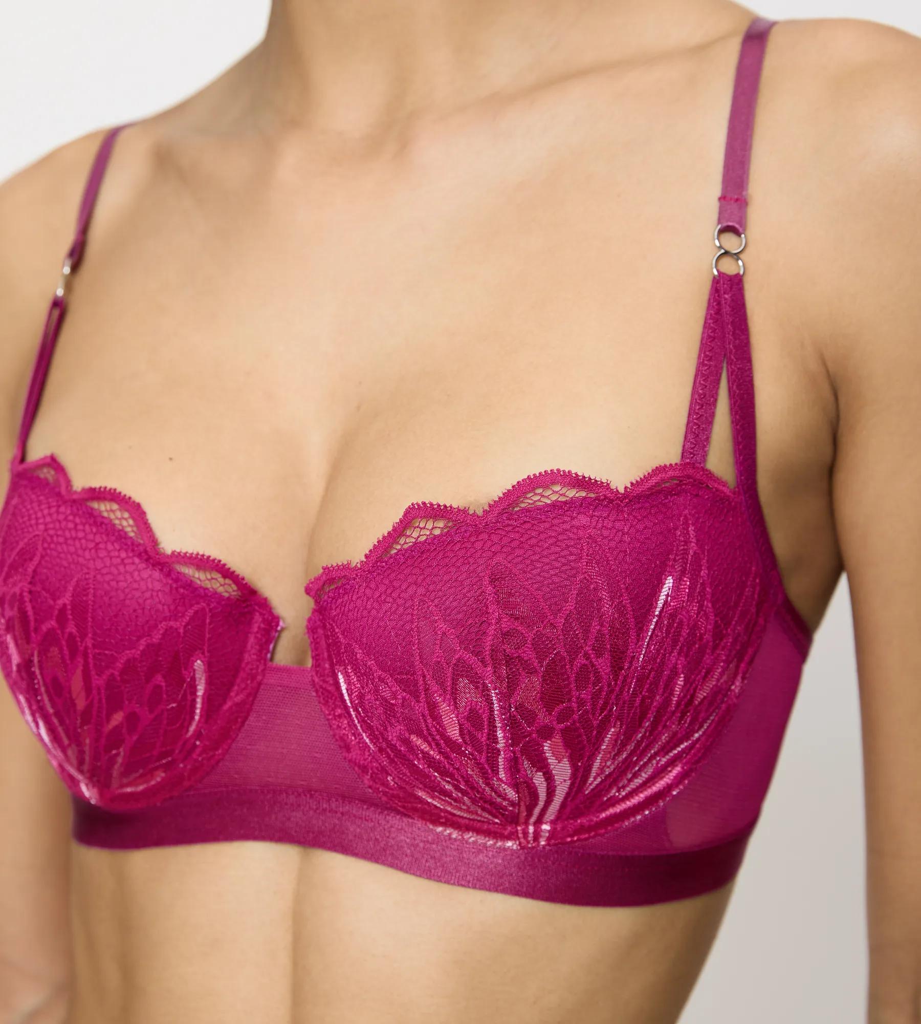 Бюстгальтер с косточками с плотными чашками