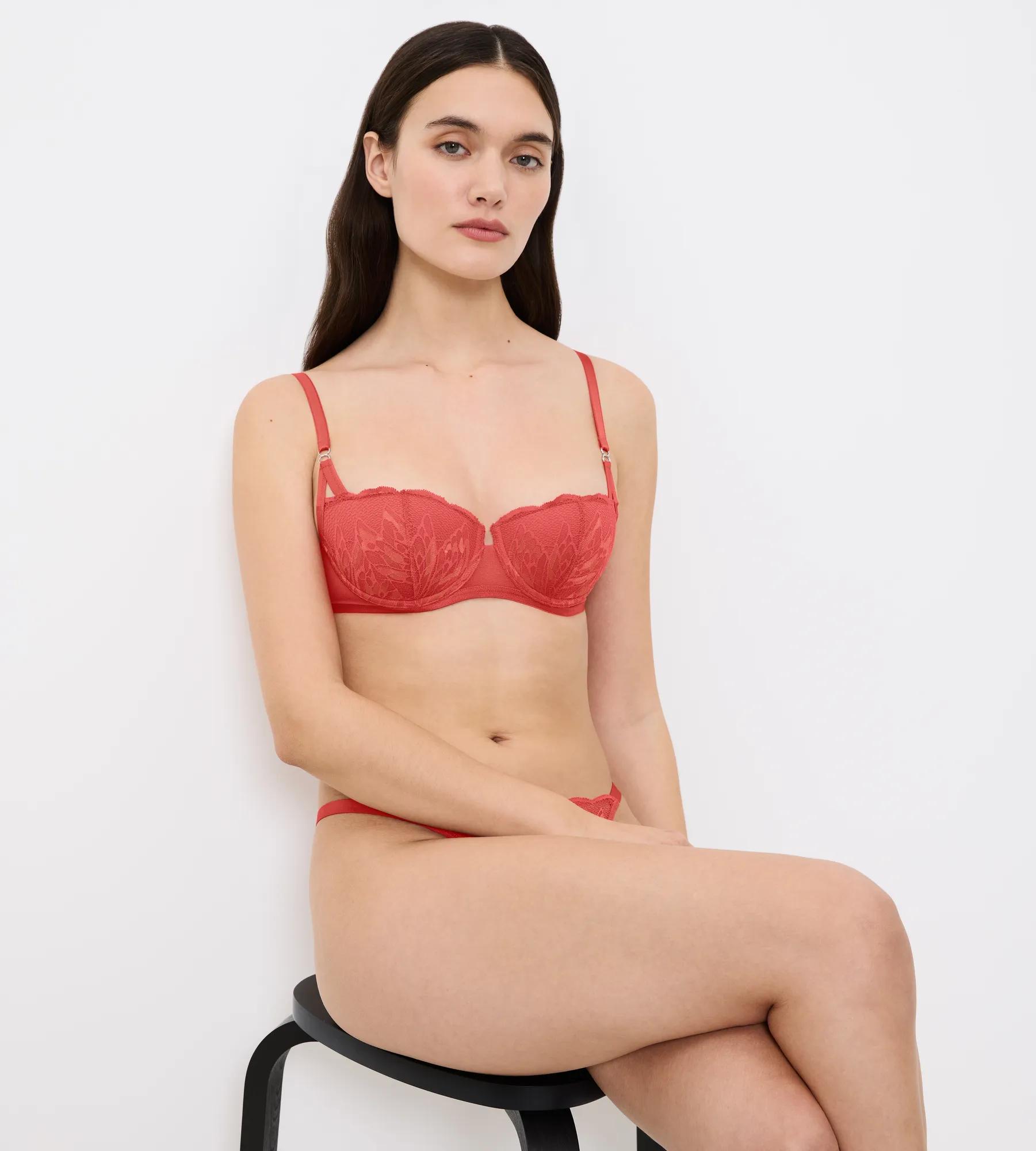 Бюстгальтер с косточками с плотными чашками