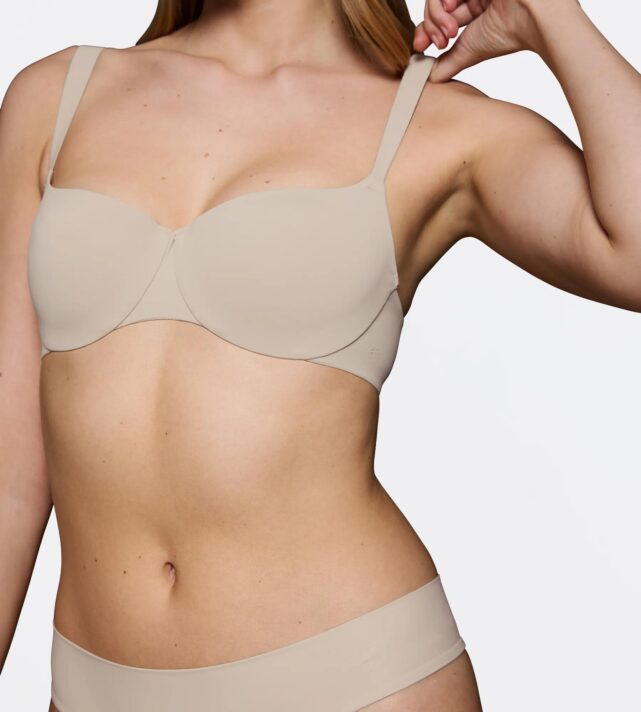 Бюстгальтер с косточками с плотными чашками