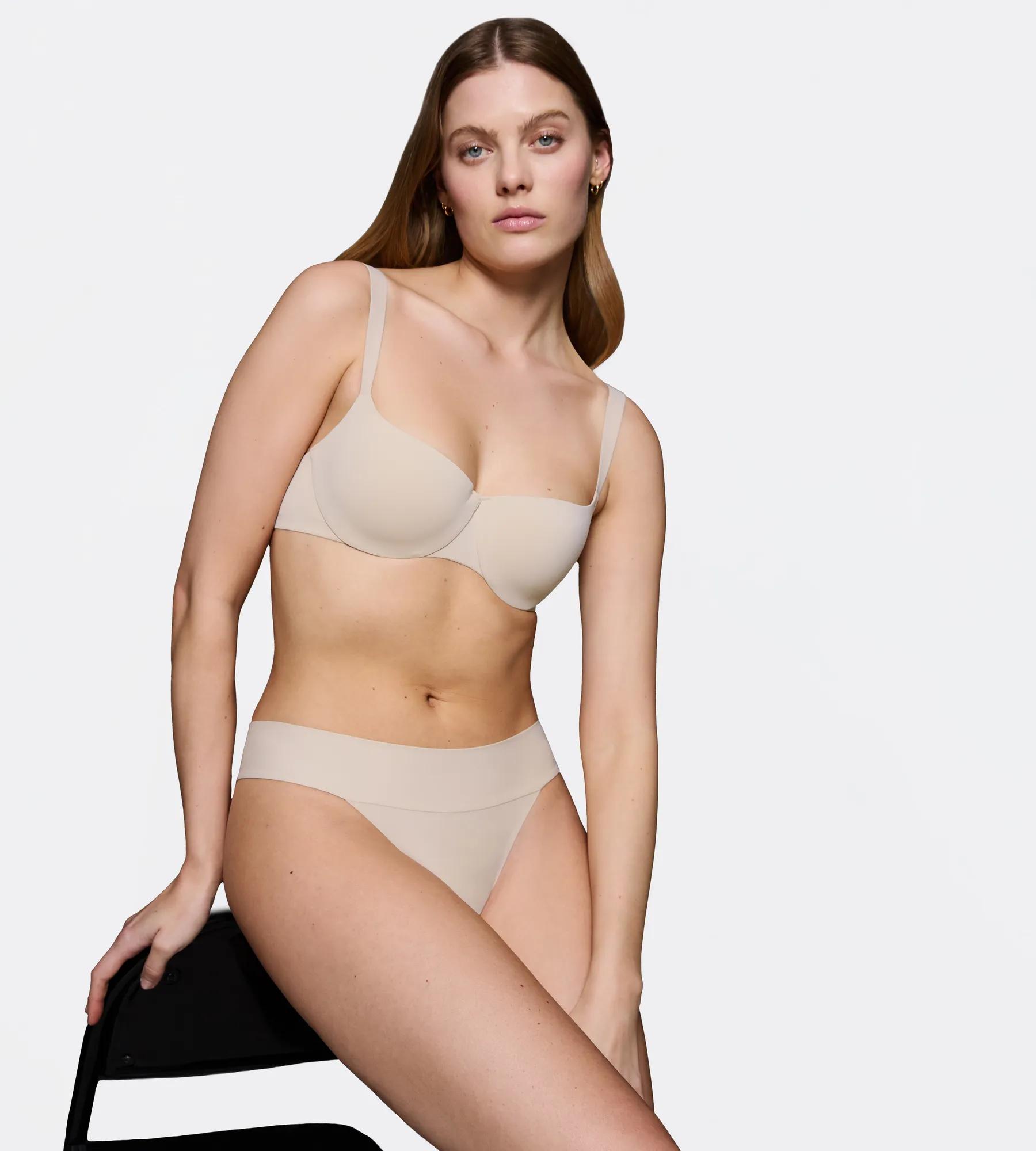 Бюстгальтер с косточками с плотными чашками