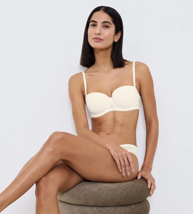 Бюстгальтер с косточками с плотными чашками и отстегивающимися бретелями