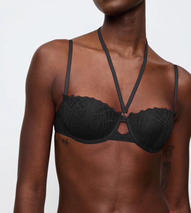 Бюстгальтер с косточками с плотными чашками