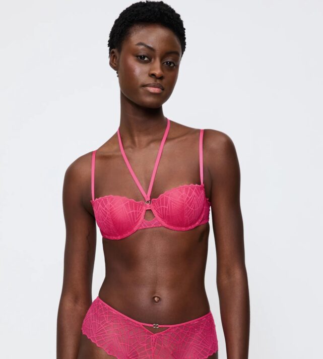 Бюстгальтер с косточками с плотными чашками