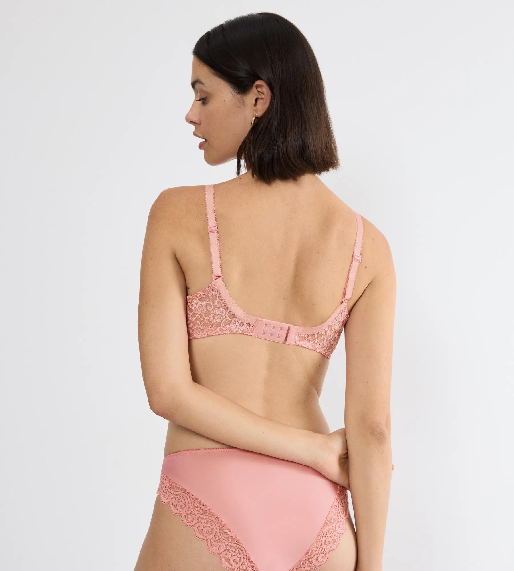 Бюстгальтер с косточками с плотными чашками