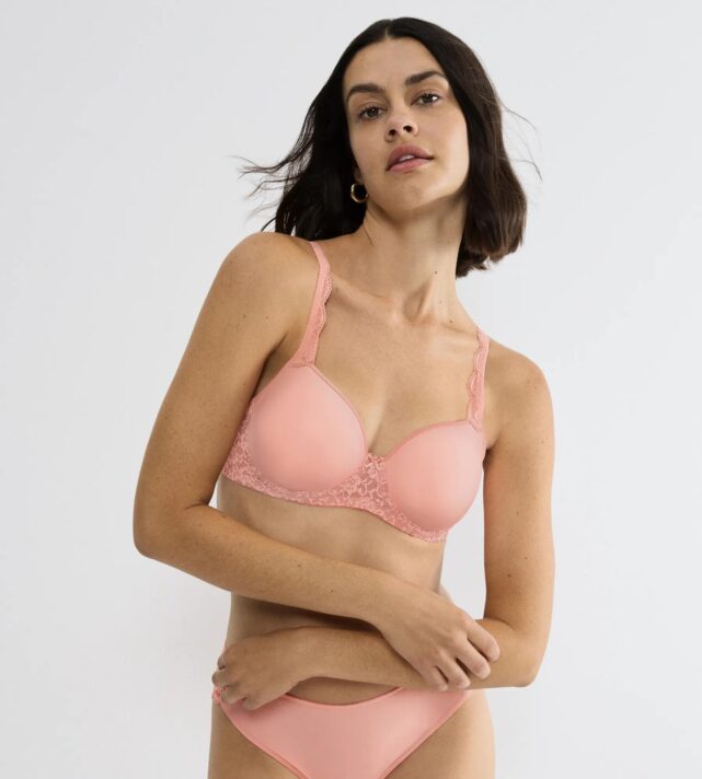 Бюстгальтер с косточками с плотными чашками