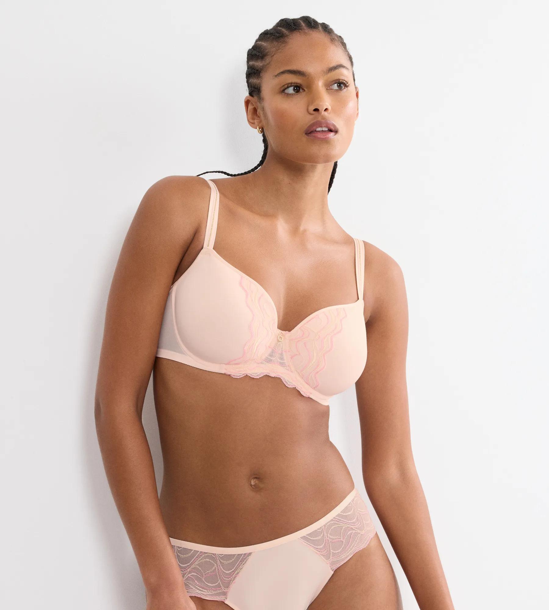 Бюстгальтер с косточками с плотными чашками